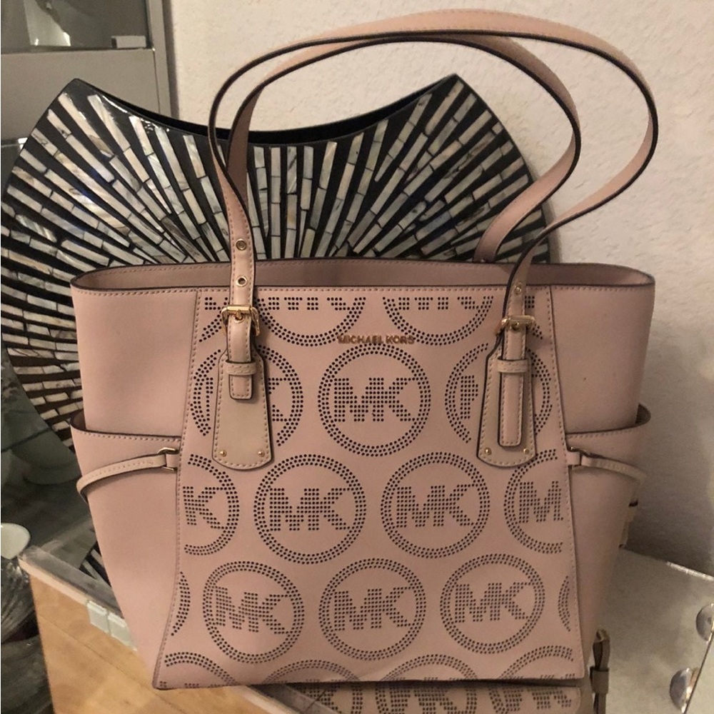 Michael Kors Voyager Tote in Blush /Pink EUC - Picture 5 of 9